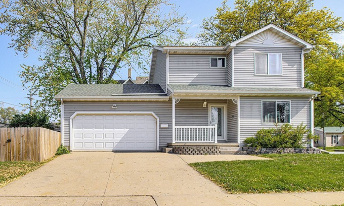 Oskaloosa Maison | 1 Block to Dtwn Oskaloosa: Family Home w/Deck!