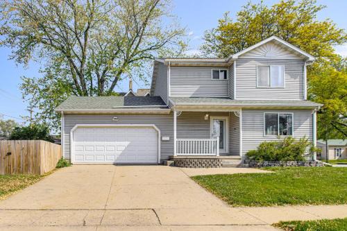 Oskaloosa Maison | 1 Block to Dtwn Oskaloosa Family Home with Deck!