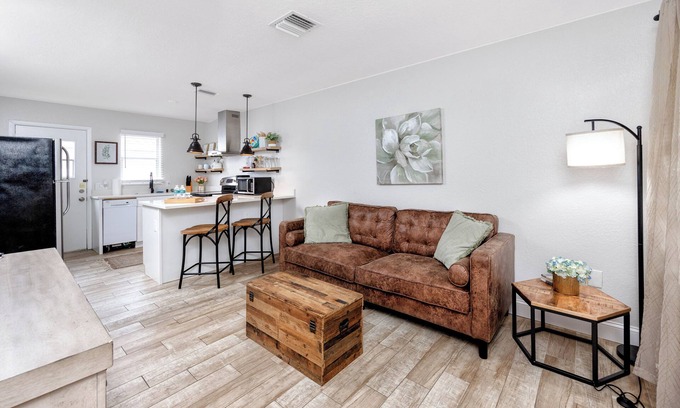 New Port Richey Maison | 1 block to dwnt/7min to beach/King bed/Free parking