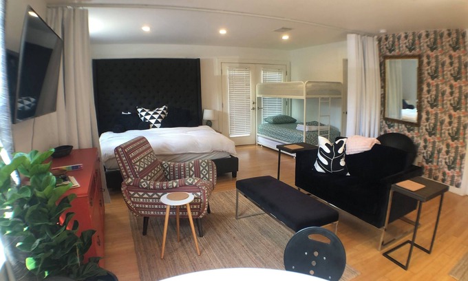 South River City Appartement | 1 block to SoCo! private home + driveway