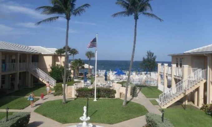 Gulf Stream Station Balnéaire | 1 BR beachfront w/pool in Gulf Stream, FL. Minutes to Atlantic Ave. in Delray