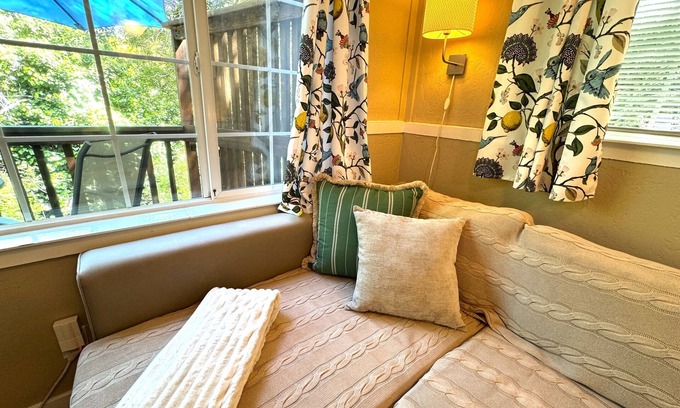 Country Club Cottage | Disponible 9/7 +! Votre maison 1 BR confortable sur une crique: WIFI, PLAT, imprimante, blanchisserie, kit de gaz