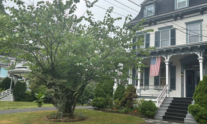 Poughkeepsie Appartement | 1 Br Private Victorian Apt dans un emplacement idéal en ville sur un demi-acre pour 4 personnes