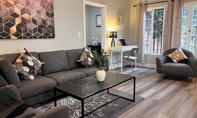 East Hollywood Appartement | 1-BR Retreat in East Hollywood – Prime Location!