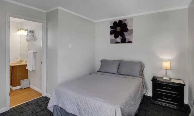 Loyalton Maison | 1 Dbl Bed at Halifax Inn - Pet Friendly