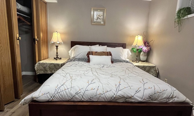 West Edmonton Maison | Ellegant private bedroom in a quiet and nice home to stay in West Edmonton Area
