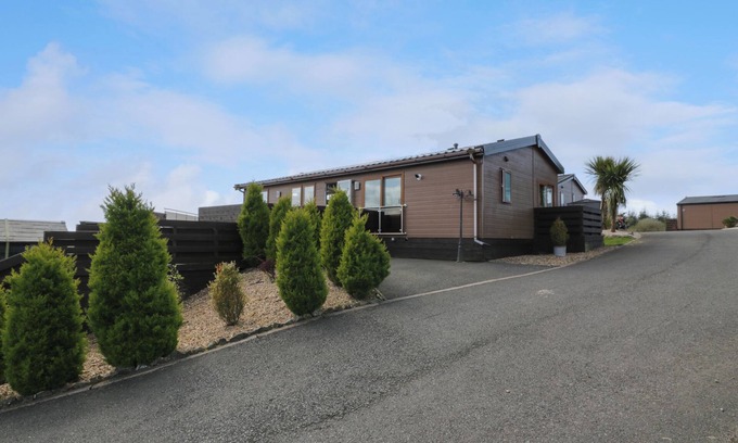 Balminnoch Cottage | 1 FISHERMANS HILL, pet friendly, with hot tub in Glenluce