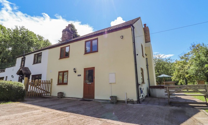 Littledean Maison | 1 GREENWAY, family friendly, with hot tub in Cinderford