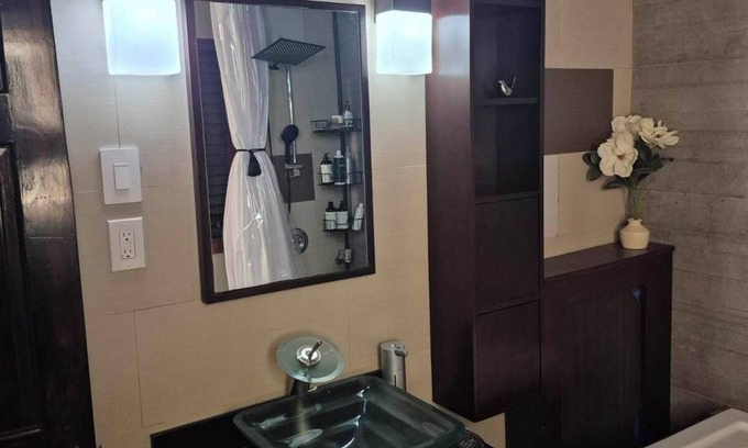 Queens Maison | 1 King + 2 full beds apt. 20 min train to Manhattan NYC. 5 mins from JFK Airport