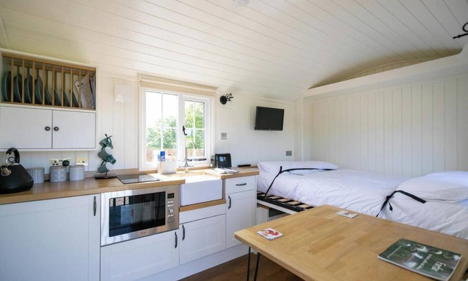 Forfar Cabine | 1 King-size Bed Deluxe Cabin - Free Parking