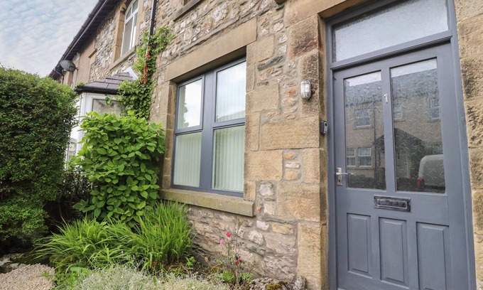Ingleton Maison | 1 LYTHAM TERRACE, pet friendly, character holiday cottage in Ingleton