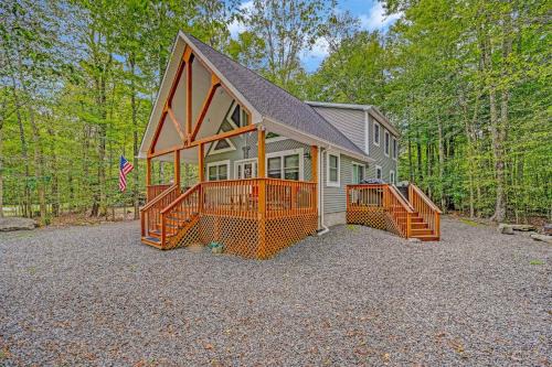 Thornhurst Maison | 1 Mi to Beach Pocono Lake Chalet with Decks
