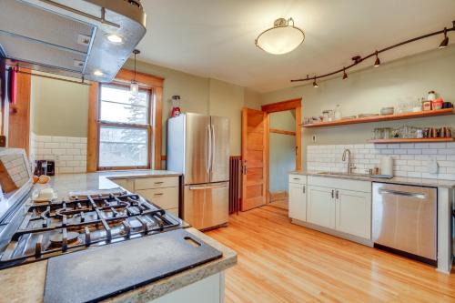 North End Appartement | 1 Mi to Como Park WFH-Friendly Saint Paul Duplex!