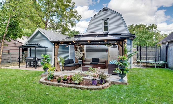 Elgin Maison | 1 Mi to Dtwn Elgin: Dutch Colonial w/Lovely Patio