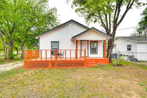 Brownwood Maison | 1 Mi to Dtwn Family Home with Porch in Brownwood