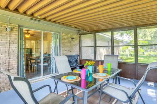 Waycross Maison | 1 Mi to Dtwn Waycross Home with Furnished Porch