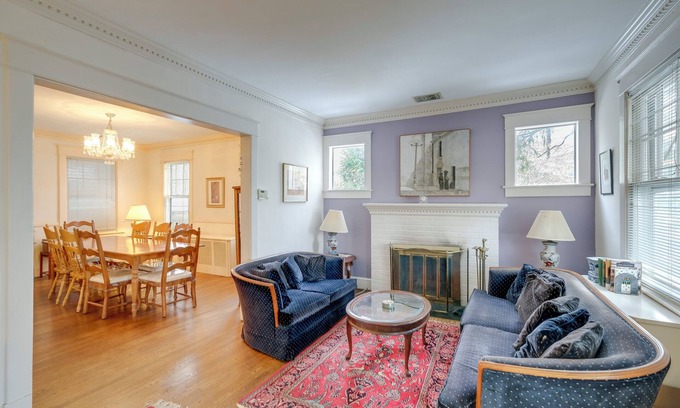 Arlington Maison | 1 Mi to East Falls Station: Home w/ Office!
