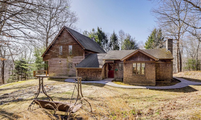 Ledyard Appartement | 1 Mi to Foxwoods Casino: Couple's Retreat w/ Patio