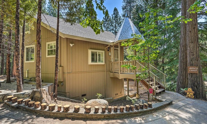 Placerville Cabine | 1 Mi to Jenkinson Lake: ‘Apple’s Chalet’ w/ Deck