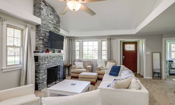 Lake Erie Beach Maison | 1 Mi to Lake Erie: Family-Friendly Angola Home!