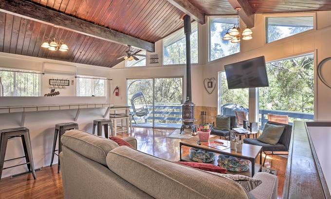 Crestline Cabine | 1 Mi to Lake Gregory: Mtn-View Cabin w/ Deck