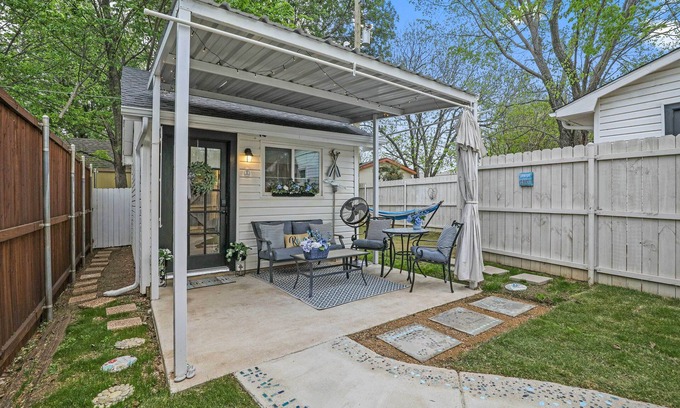 Lake Dallas Appartement | 1 Mi to Lewisville Lake Fun: Quaint Cottage!