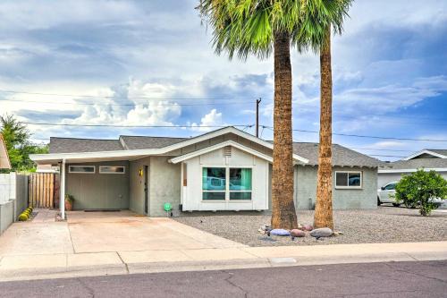 Scottsdale Estates Nine Maison | 1 Mi to Old Town Scottsdale Home with Putting Green