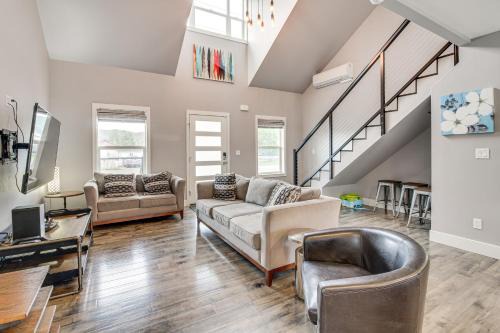 Lakeside Maison | 1 Mi to Oregon Dunes Quiet Getaway with Deck