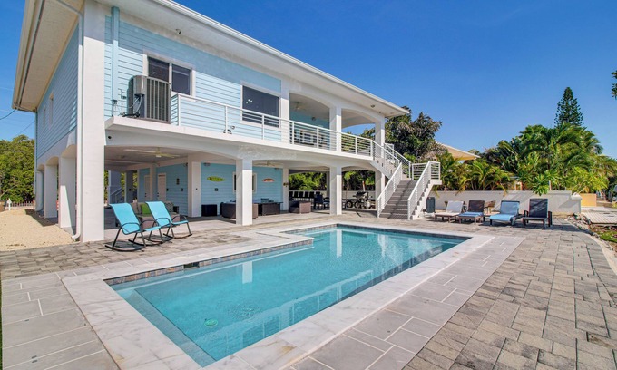 Twin Lakes Maison | < 1 Mi to Pennekamp State Park: Luxe Home w/Dock!