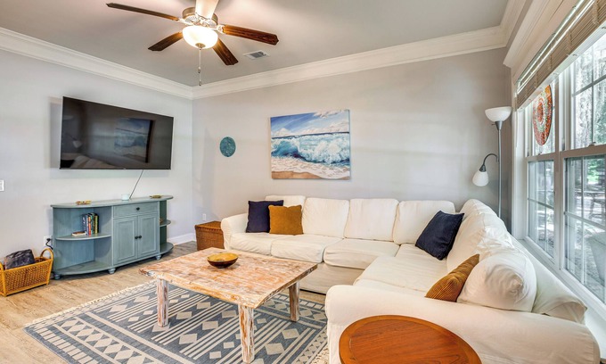Darien Maison | 1 Mi to Riverfront: Darien Family Home