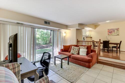 Berwyn Appartement | 1 Mi to UMD Convenient and Cozy Condo with Patio!