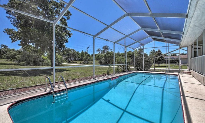 Spring Hill Maison | 1 Mi to Weeki Wachee Home with Pool in Spring Hill