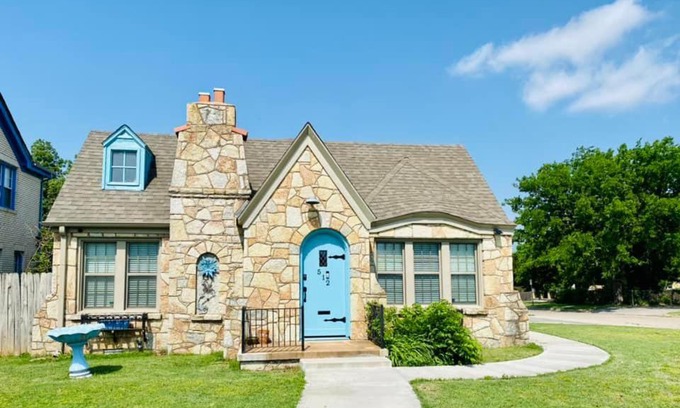 Lawton Maison | 1 mile to Fort Sill! The CaroleBelle Cottage sleeps 8 with hottub,grills,firepit