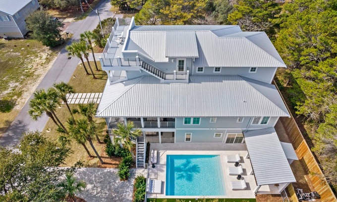 Gulfview Heights Maison | 1 Min. to Beach. Priv. Pool, LSV (Golf Cart), Outdoor Fireplace, Elevator + More
