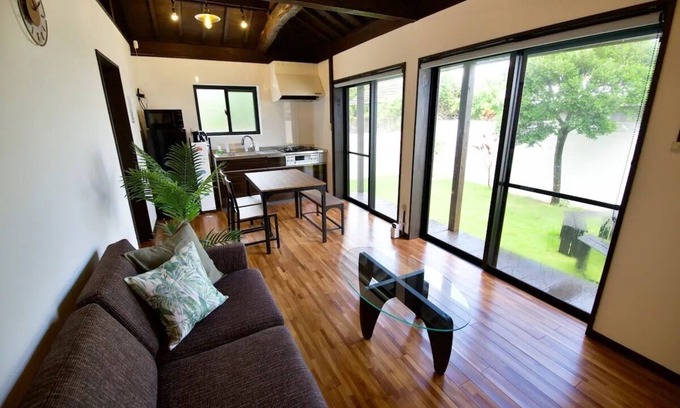 Imadomari Station Balnéaire | 1 min. to the beach*10 min. to Churaumi Aquarium*2 parking spaces*Max 6 people*Parasol BBQ set in the garden [Imadomari Residence