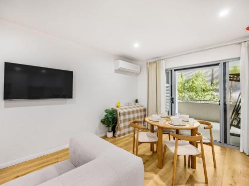 Indooroopilly Appartement | 1 Min Walk to Mall Modern Apt with Balcony and Pool