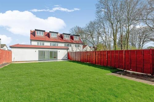 East Grinstead Maison | 1 Orchard Farm Cottages Sleeps 10, Open plan Kitchen & Large Garden