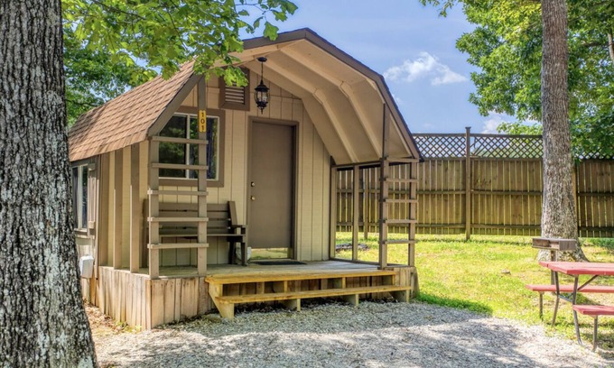 Manchester Cabine | 1 Room Camping Cabin - Enjoy a cabin with air conditioning and real beds!