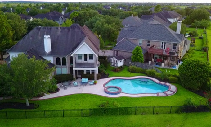 League City Maison | 1 Room only for Rent on the Golf Course with a Coffee Bar upstairs. Max 2 guests