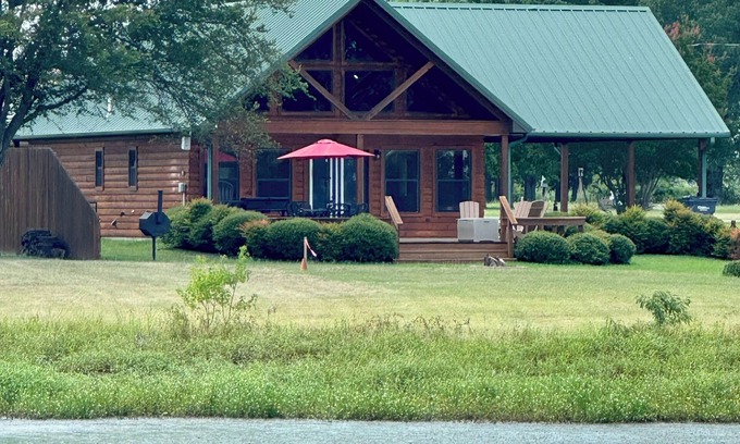 Alba Cabine | #1 Top-Rated Waterfront Lodge on Lake Fork Pet Friendly
