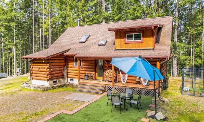 Hoodsport Cabine | 10-Acre Pvt Retreat! Hot Tub & FirePit, Lk Access