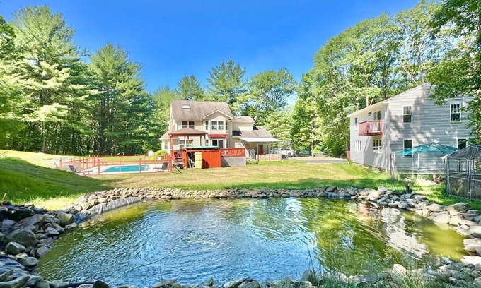 Brodheadsville Maison | Propriété privée de 10 acres, Isolé, Piscine, Sauna, WiFi, Étang, 15 min de ski