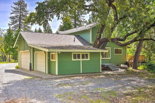 Apple Hill Maison | 10 Acres with Stunning Views Apple Hill Home!
