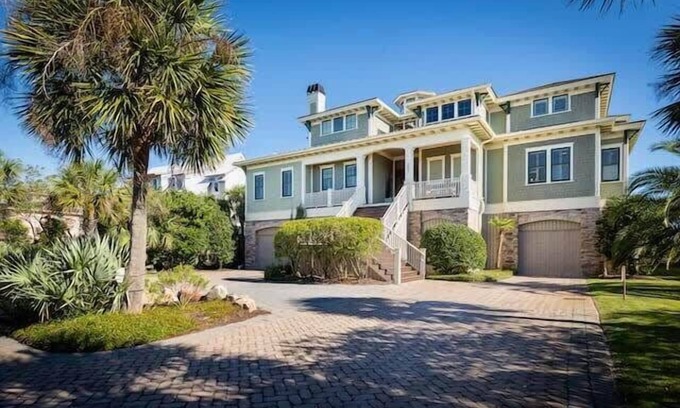 Isle of Palms Maison | Front de plage 10 chambres complètes, 10 salles de bain complètes, 2 demi-bain. 24 couchages.