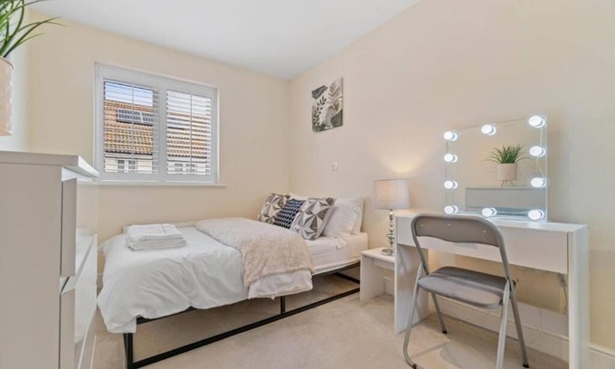 Hylands Maison | Bella Stays-Three bedroom Cosy home in Romford with private parking and Hot tub