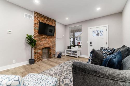 Livingston Park Maison | 10 Entire Home Private Parking Fenced Yard