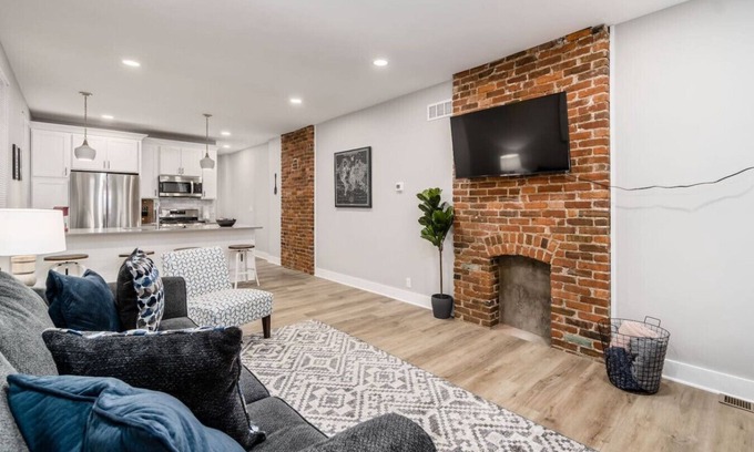 Livingston Park Appartement | 10) Playoff football game ready!
