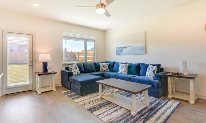 McNeil Maison | 10 Mi to Dtwn Bright Austin Gem with Pool Access