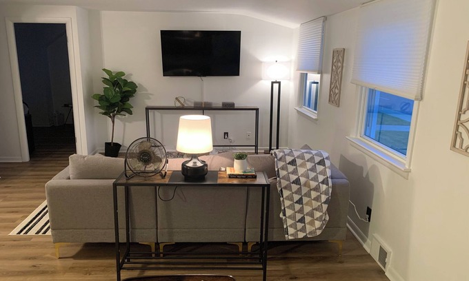 South Euclid Maison | 10 min from Clev Clinic 1 bedroom, full bath in S. Euclid upper level of duplex