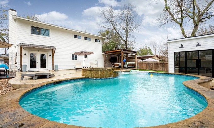 West Congress Maison | 10 Min to Downtown~Luxury Home w/ Pool, Outdoor TV